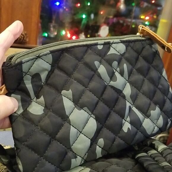 Darling GREEN Camouflage Bag! NWOT! Looks Blue In PHOTO , BUT, NOT BLUE! - Picture 4 of 4